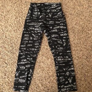 lululemon athletica Pants - Lululemon high rise wunder under crop size 6 lululemon athletica Pants - Lululemon high rise wunder under crop size 6